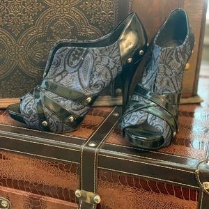 Guess Gwentire Ankle Bootie Blue/Black Lace
Size 9